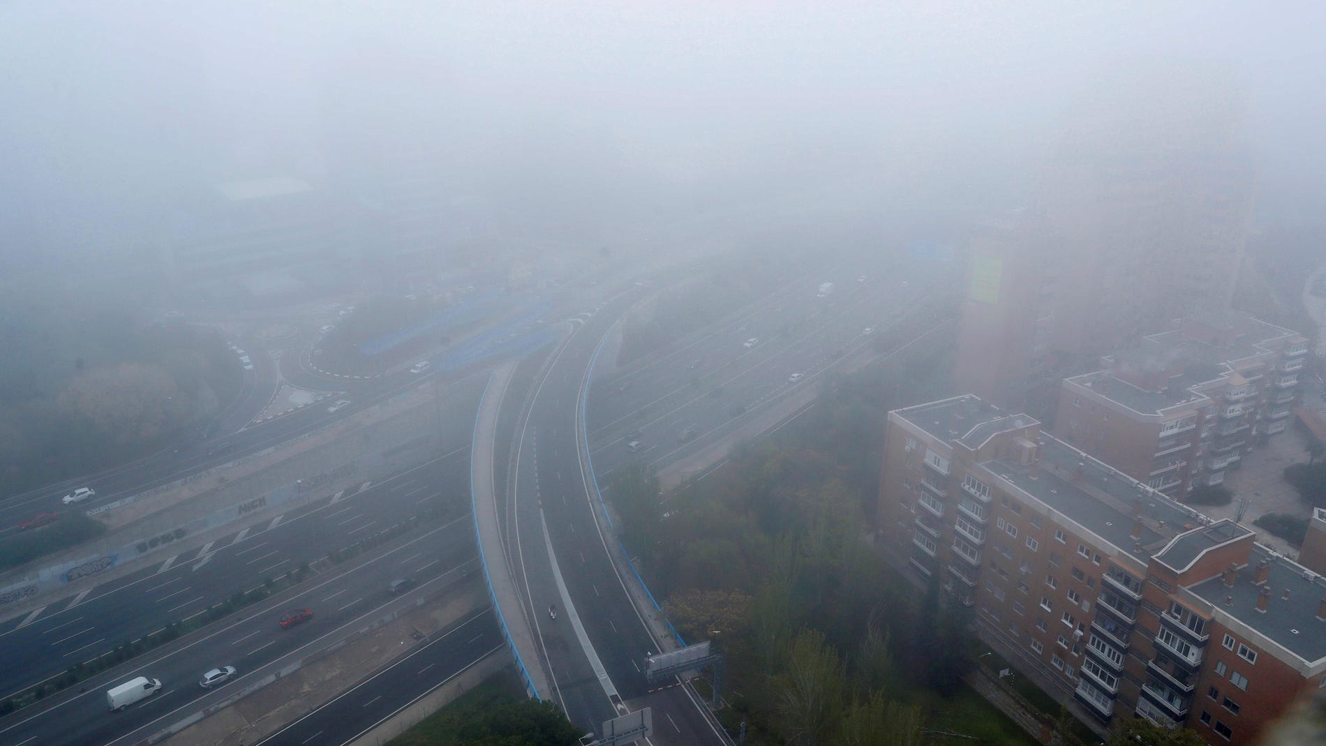 Vista del manto de niebla que cubría el norte de la M-30 de Madrid este martes