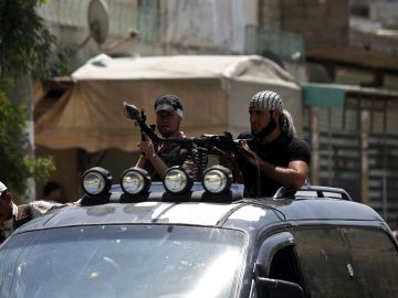 Rebeldes sirios de patrulla por las calles de Azaz, en Siria Rebeldes sirios de patrulla por las calles de Azaz, en Siria