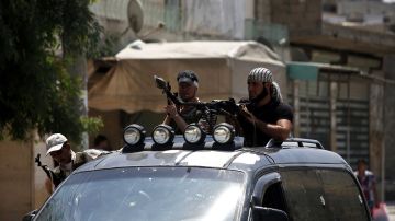 Rebeldes sirios de patrulla por las calles de Azaz, en Siria