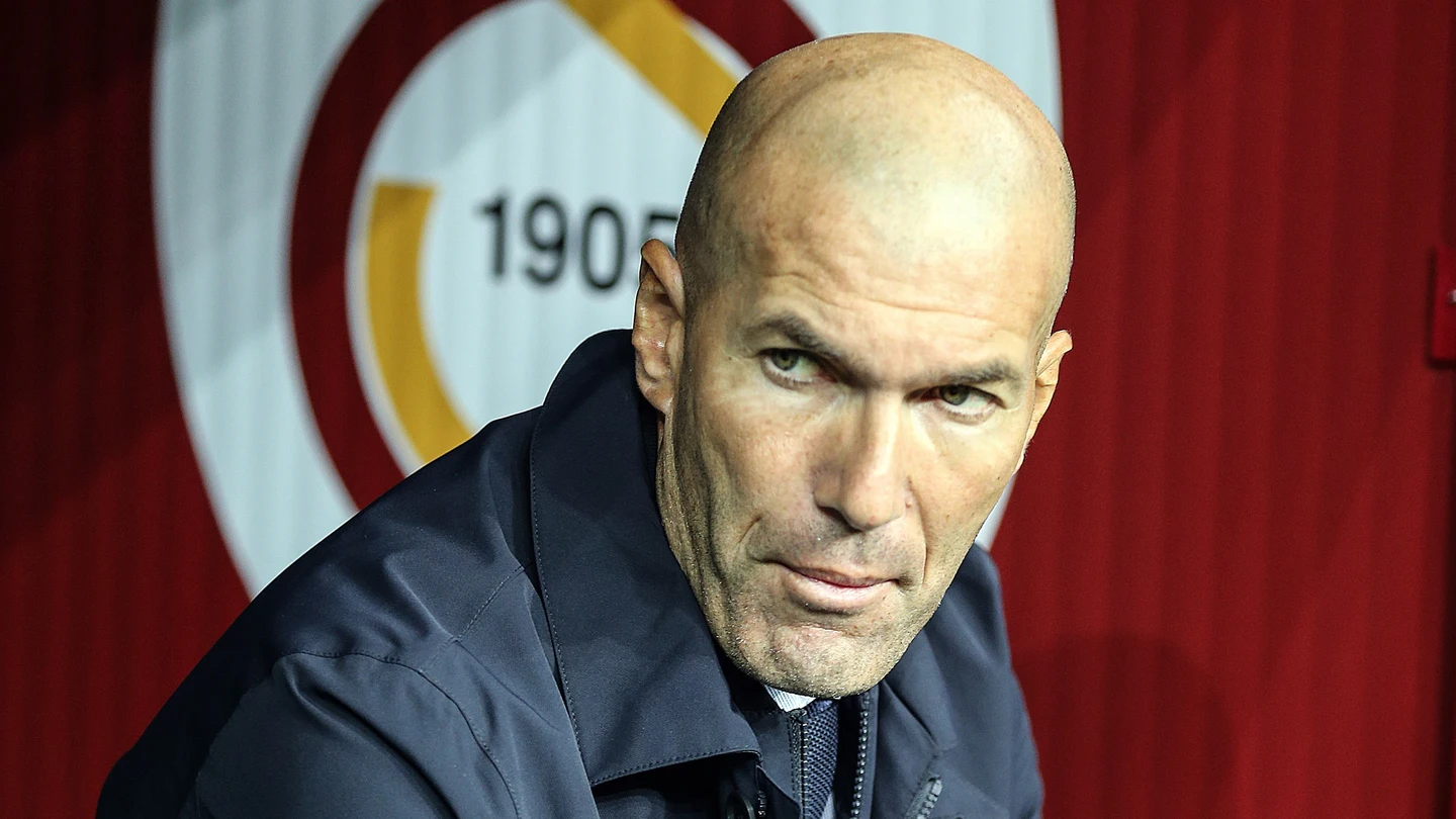 Zidane, en el banquillo del estadio del Galatasaray Zidane, en el banquillo del estadio del Galatasaray