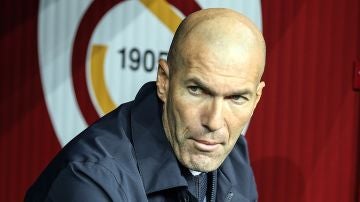 Zidane, en el banquillo del estadio del Galatasaray