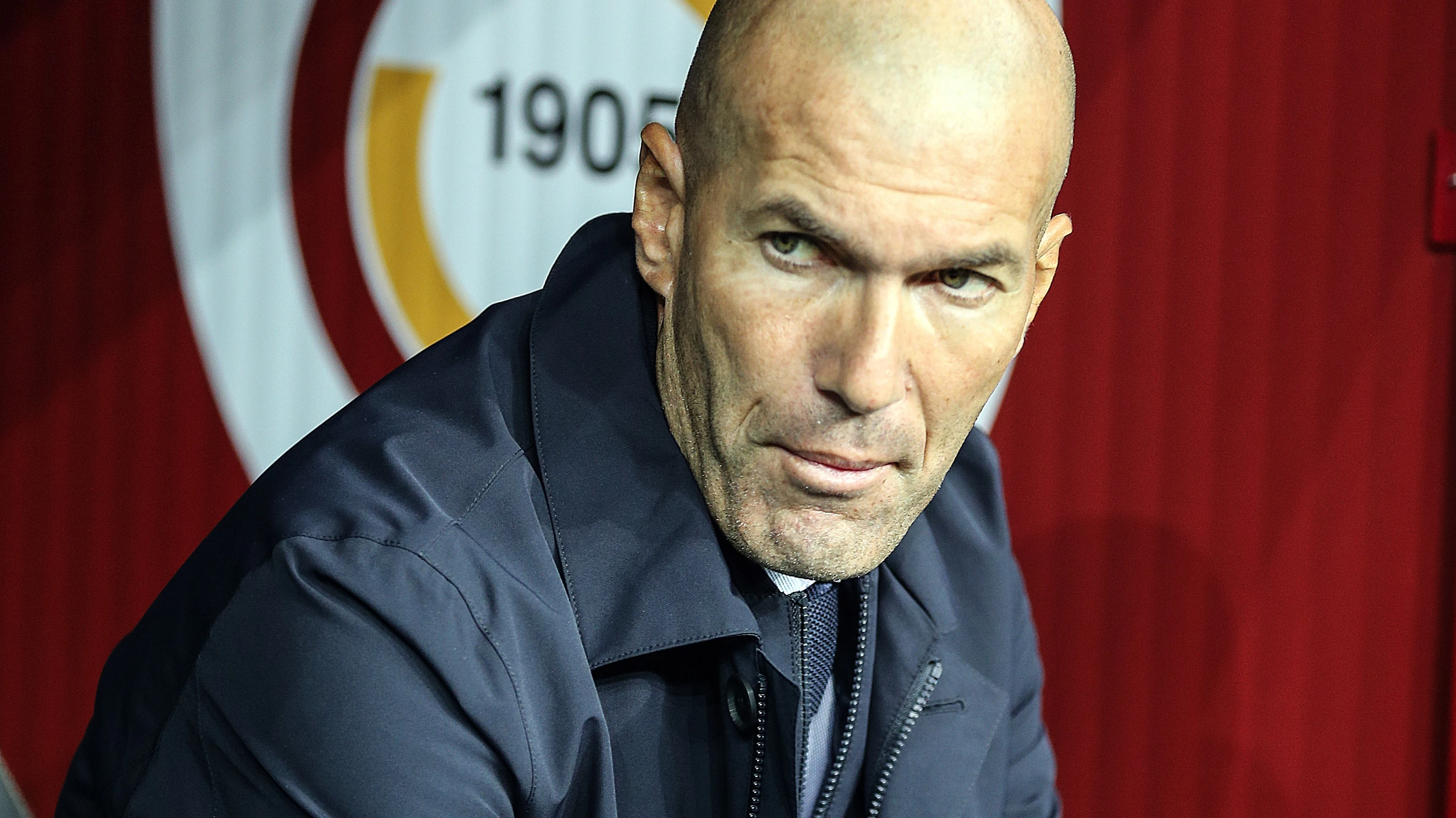 Zidane, en el banquillo del estadio del Galatasaray