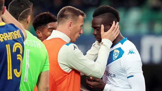 Balotelli amenaza con marcharse del campo tras recibir insultos racistas Balotelli amenaza con marcharse del campo tras recibir insultos racistas