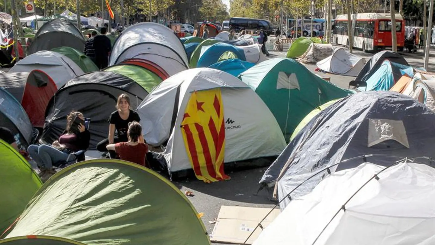 Estudiantes acampados en plaza Universidad de Barcelona Estudiantes acampados en plaza Universidad de Barcelona