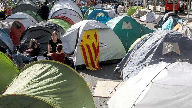 Estudiantes acampados en plaza Universidad de Barcelona