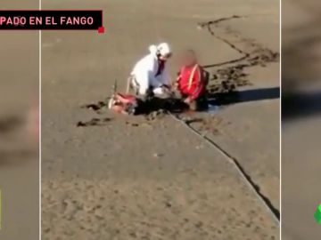 El espectacular rescate en helicóptero a un ciclista atrapado en el fango de un embalse El espectacular rescate en helicóptero a un ciclista atrapado en el fango de un embalse