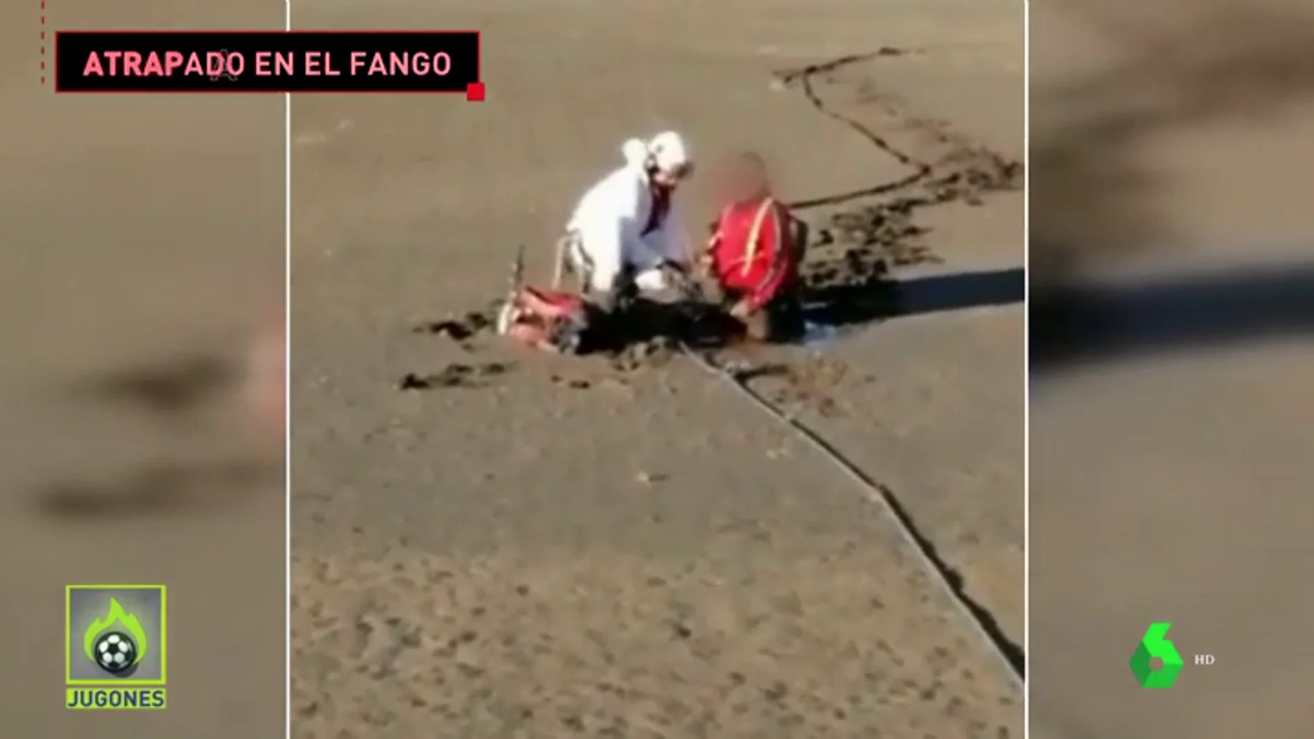 El espectacular rescate en helicóptero a un ciclista atrapado en el fango de un embalse