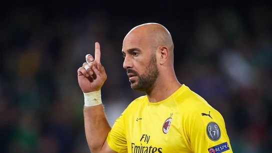 Elecciones generales 2019: ¿A quién han votado los famosos? Pepe Reina, durante un partido con el Milan