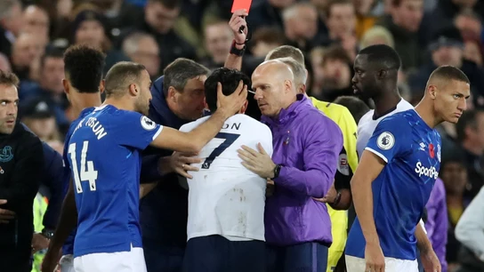 Heung-Min Son llora mientras recibe la roja tras su entrada a André Gomes Heung-Min Son llora mientras recibe la roja tras su entrada a André Gomes