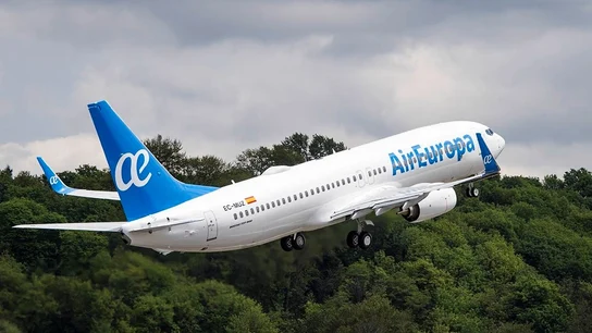 Un avión de la compañía Air Europa en plena maniobra de despegue. venta de Air Europa a IAG