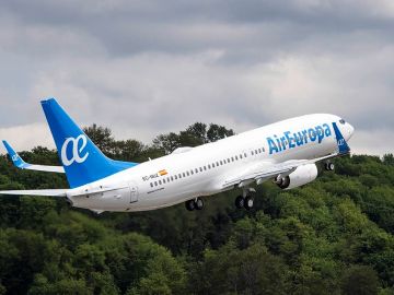 Un avión de la compañía Air Europa en plena maniobra de despegue. Un avión de la compañía Air Europa en plena maniobra de despegue.