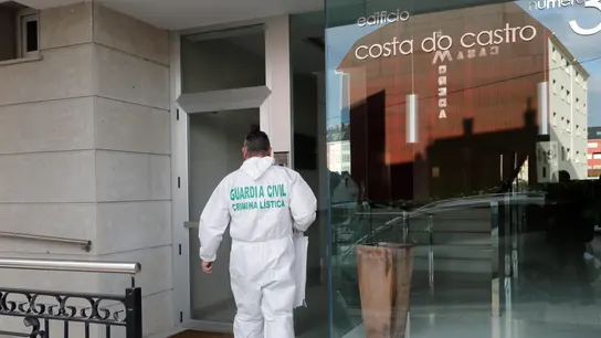 La Guardia Civil accede al inmueble en el que fue localizado el cadáver de la mujer presuntamente asesinada por su hijo Un agente de la Guardia Civil accede al inmueble en el que fue localizado el cadáver de la mujer presuntamente asesinada por su hijo