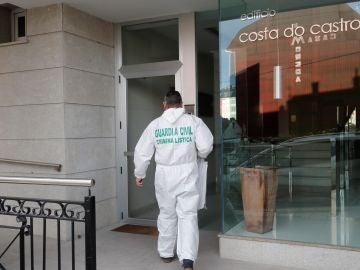 La Guardia Civil accede al inmueble en el que fue localizado el cadáver de la mujer presuntamente asesinada por su hijo La Guardia Civil accede al inmueble en el que fue localizado el cadáver de la mujer presuntamente asesinada por su hijo