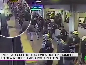 El heroico momento en el que un trabajador salva a un hombre de ser arrollado por el metro El heroico momento en el que un trabajador salva a un hombre de ser arrollado por el metro