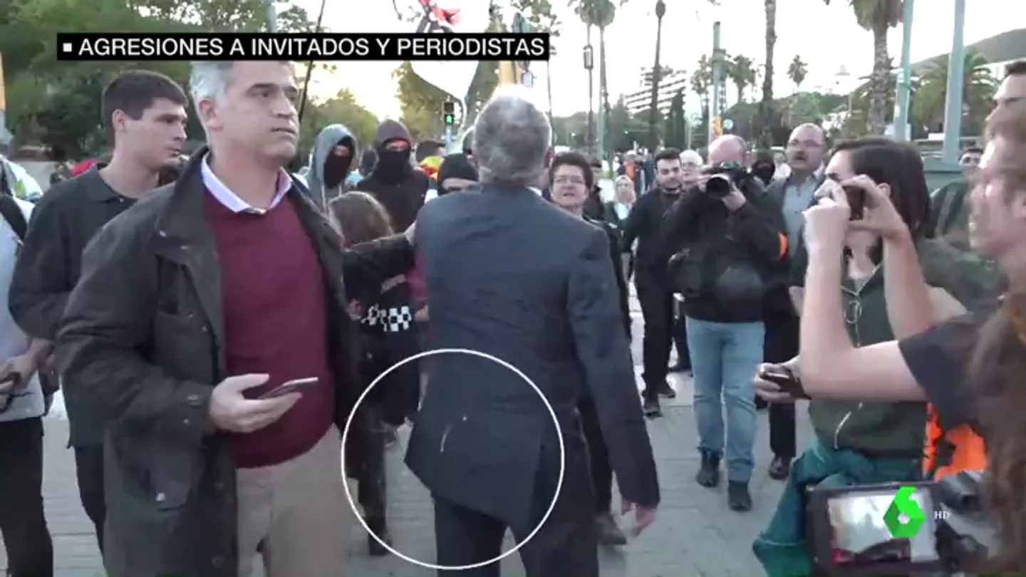 Escupitajos, agresiones e insultos: las imágenes de la tensión en Barcelona por la presencia de la familia real Escupitajos, agresiones e insultos: las imágenes de la tensión en Barcelona por la presencia de la familia real
