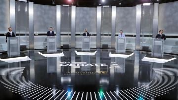 Los candidatos en sus atriles en el debate del 4N