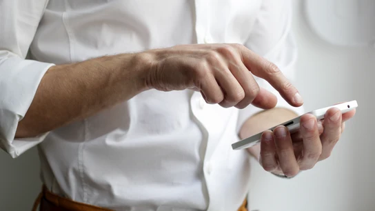 Hombre utilizando un teléfono móvil Hombre utilizando un teléfono móvil