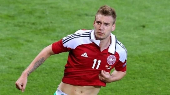 Nicklas Bendtner tras protagonizar una curiosa celebración luciendo sus calzoncillos Nicklas Bendtner tras protagonizar una curiosa celebración luciendo sus calzoncillos