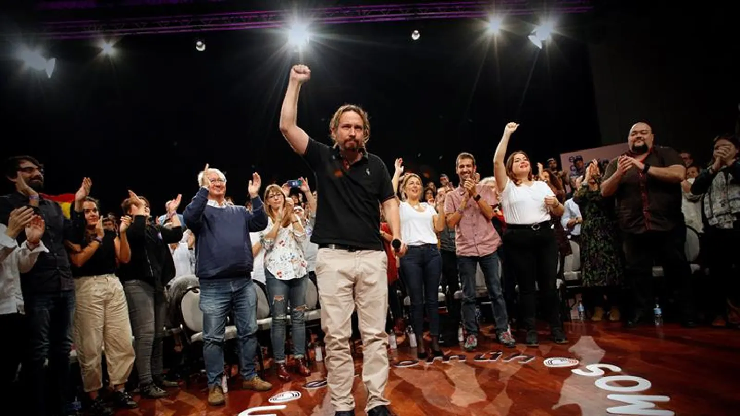 El secretario general de Podemos Pablo Iglesias (c), ha participado hoy en un mitin en A Coruña acompañado por los candidatos al Congreso Programa electoral Podemos