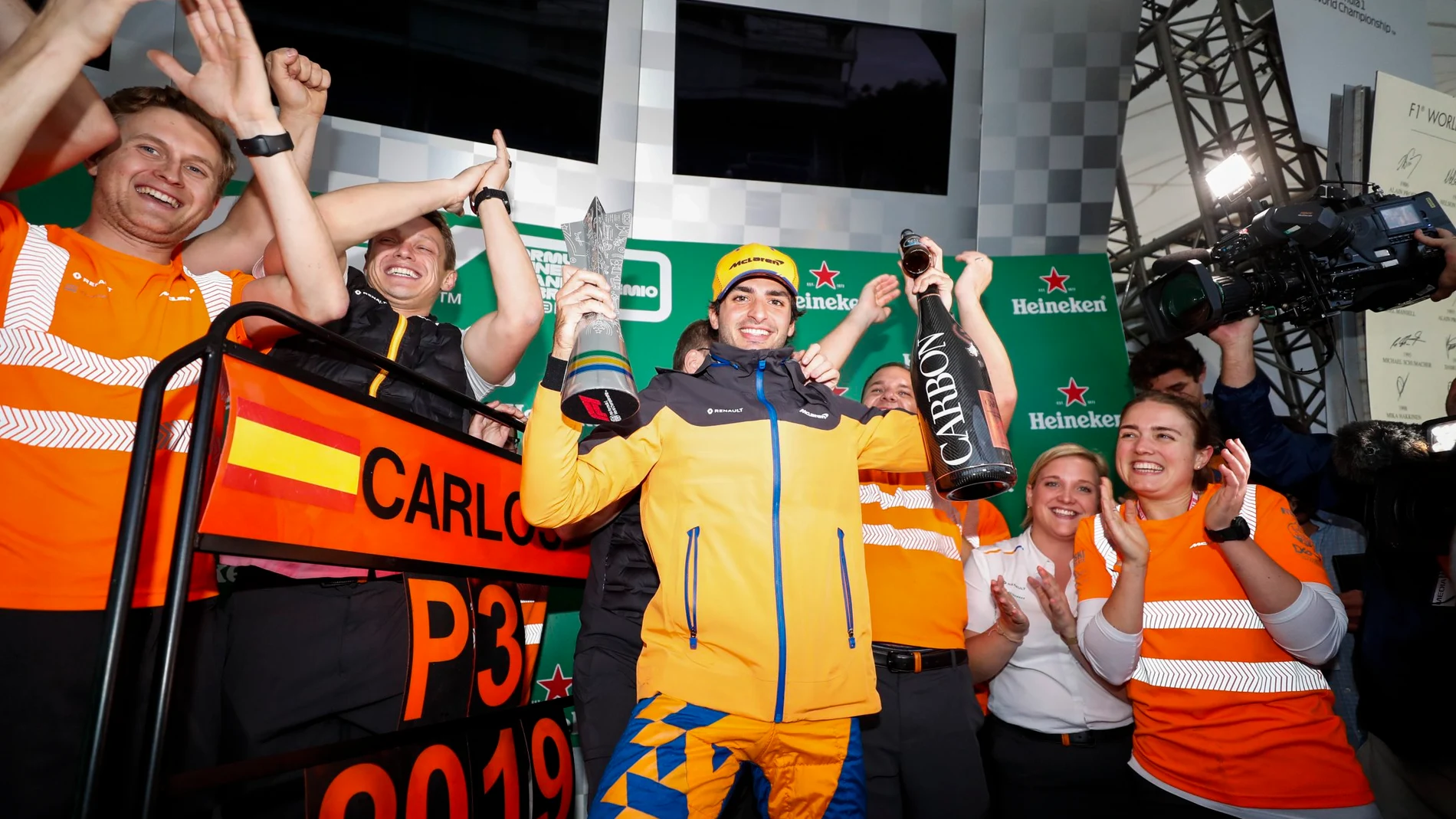 Carlos Sainz celebra su podio con McLaren