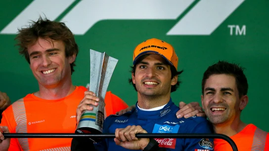 Carlos Sainz, con el trofeo de tercer clasificado en Brasil Carlos Sainz, con el trofeo de tercer clasificado en Brasil
