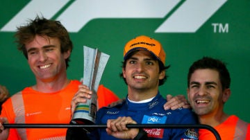 Carlos Sainz, con el trofeo de tercer clasificado en Brasil