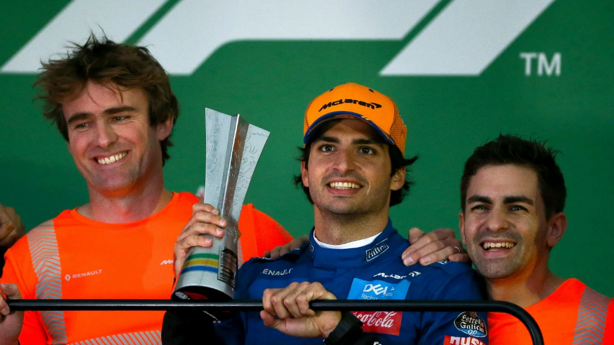 Carlos Sainz, con el trofeo de tercer clasificado en Brasil