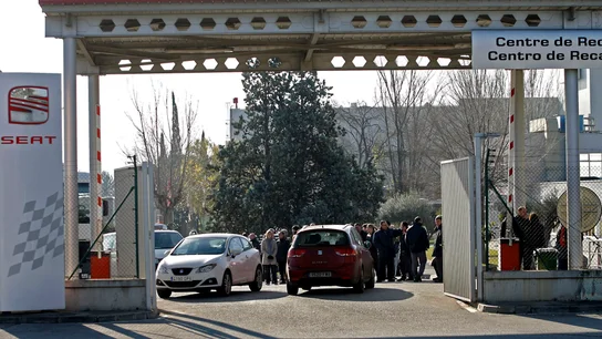 Un grupo de trabajadores de la planta de Seat en Martorell en uno de los accesos a la factoría Un grupo de trabajadores de la planta de Seat en Martorell en uno de los accesos a la factoría