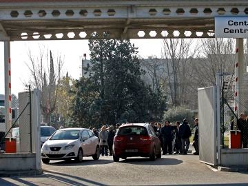 Un grupo de trabajadores de la planta de Seat en Martorell en uno de los accesos a la factoría Un grupo de trabajadores de la planta de Seat en Martorell en uno de los accesos a la factoría