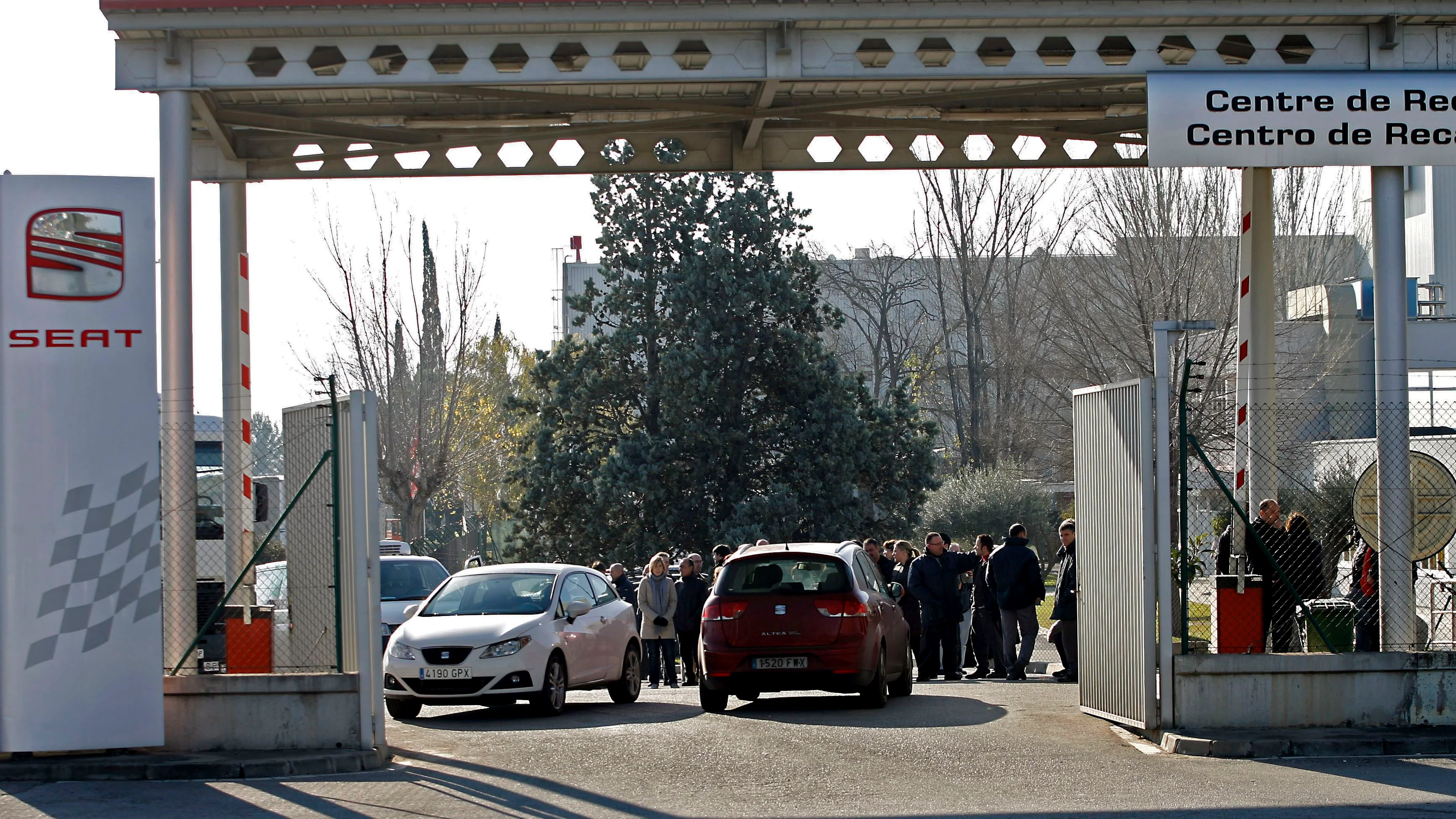 Un grupo de trabajadores de la planta de Seat en Martorell en uno de los accesos a la factoría