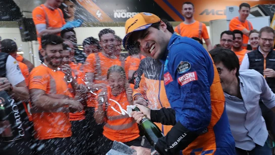 Carlos Sainz celebra su tercer puesto en Brasil Carlos Sainz celebra su tercer puesto en Brasil