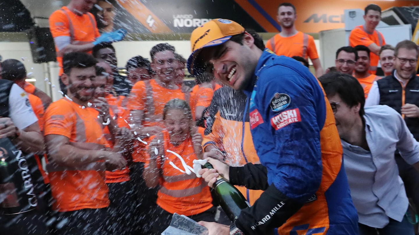 Carlos Sainz celebra su tercer puesto en Brasil Carlos Sainz celebra su tercer puesto en Brasil