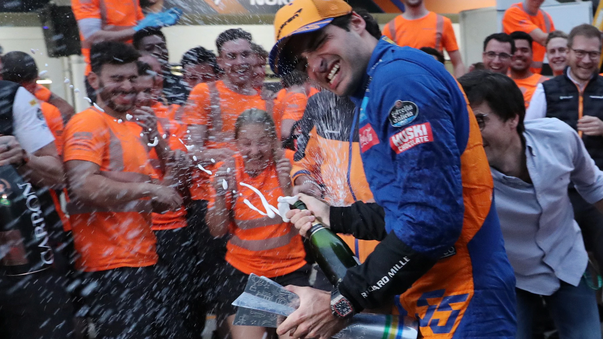 Carlos Sainz celebra su tercer puesto en Brasil