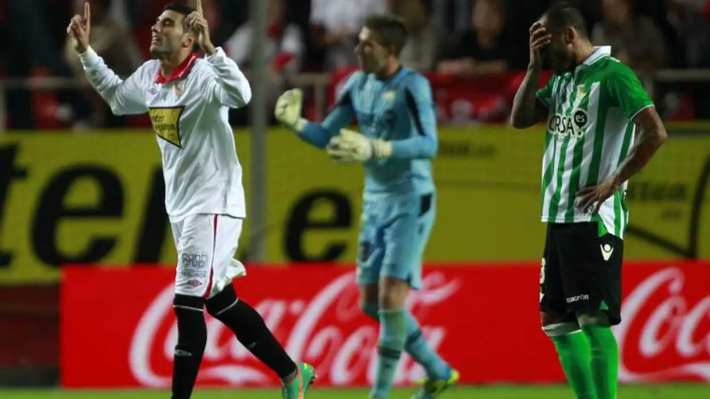 José Antonio Reyes celebra el 1-0 ante el Sevilla señalando al cielo José Antonio Reyes celebra el 1-0 ante el Sevilla señalando al cielo