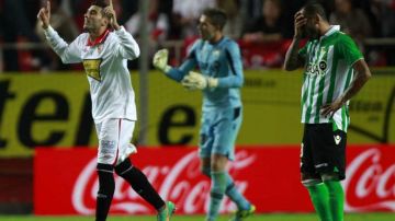 José Antonio Reyes celebra el 1-0 ante el Sevilla señalando al cielo