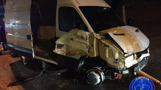 Estado en el que quedó el vehículo kamikaze tras atravesar la frontera Estado en el que quedó el vehículo kamikaze tras atravesar la frontera