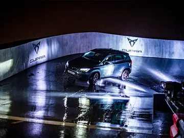El Cupra Ateca conquista el cielo de París El Cupra Ateca conquista el cielo de París