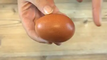 Esta es la mejor forma científica de cascar un huevo