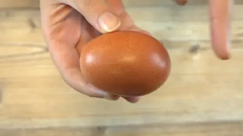 Esta es la mejor forma científica de cascar un huevo Esta es la mejor forma científica de cascar un huevo