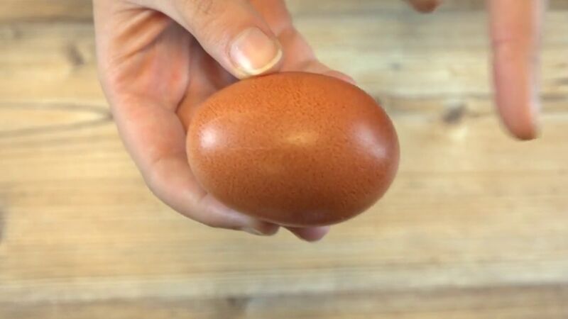 Esta es la mejor forma de cascar un huevo, según la ciencia
