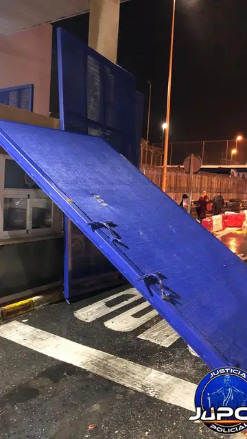 Puerta del control fronterizo tras atravesarla el vehículo kamikaze Puerta del control fronterizo tras atravesarla el vehículo kamikaze