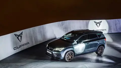 El Cupra Ateca conquista el cielo de París El Cupra Ateca conquista el cielo de París