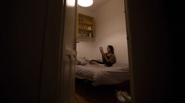 Celia, en su habitación del piso que comparte en Chamberí