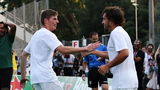 Max Verstappen y Fernando Alonso, durante un partido de fútbol Max Verstappen y Fernando Alonso, durante un partido de fútbol