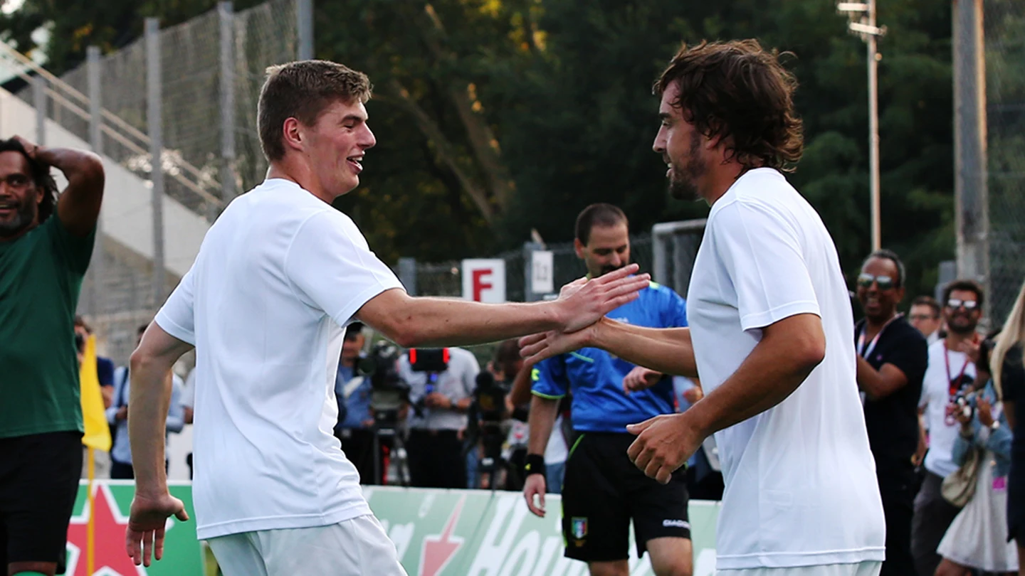 Max Verstappen y Fernando Alonso, durante un partido de fútbol Max Verstappen y Fernando Alonso, durante un partido de fútbol