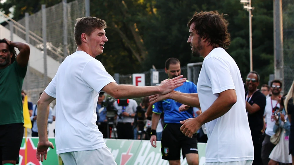 Max Verstappen y Fernando Alonso, durante un partido de fútbol