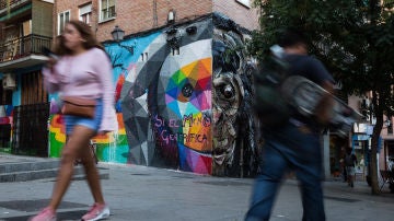 Pintada contra la gentrificación sobre un mural de Okuda en el barrio madrileño de Lavapiés