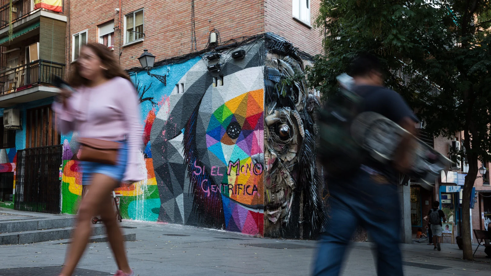 Pintada contra la gentrificación sobre un mural de Okuda en el barrio madrileño de Lavapiés