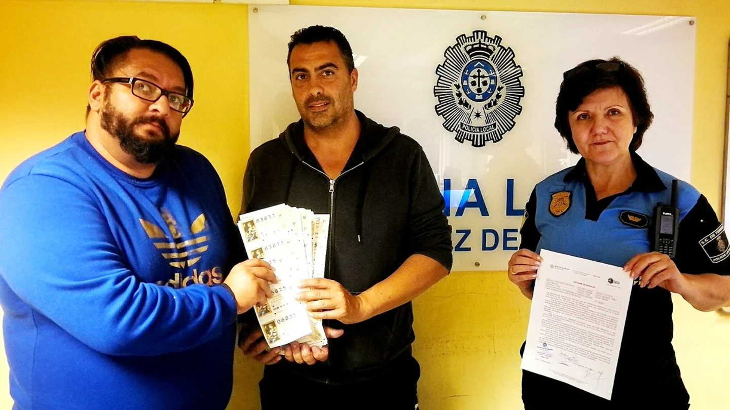 Un hombre devuelve a su dueño 352 décimos de Lotería de Navidad perdidos valorados en 7.040 euros en Santa Cruz de Tenerife Lotería de Navidad