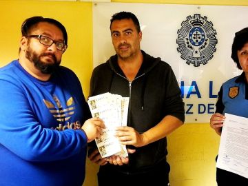 Un hombre devuelve a su dueño 352 décimos de Lotería de Navidad perdidos valorados en 7.040 euros en Santa Cruz de Tenerife Un hombre devuelve a su dueño 352 décimos de Lotería de Navidad perdidos valorados en 7.040 euros en Santa Cruz de Tenerife